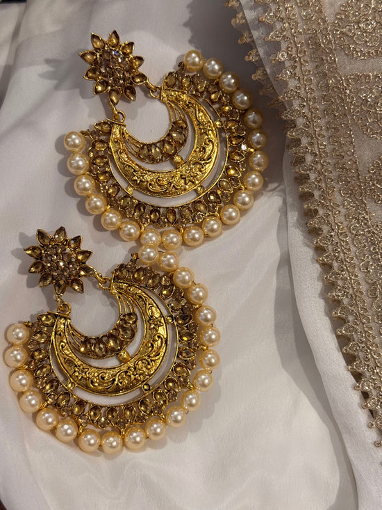 Stunning Pearl with gold earrings
